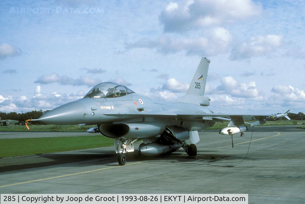 285, 1978 Fokker F-16AM Fighting Falcon C/N 6K-14 (78-0285), This participant of the Tactical Fighter Meet rests in its dispersal. This F-16 flew with 332 Skvadron at the time.