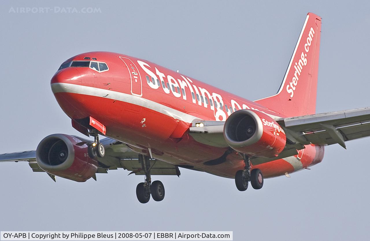 OY-APB, 1996 Boeing 737-5L9 C/N 28084, Short final rwy 02.