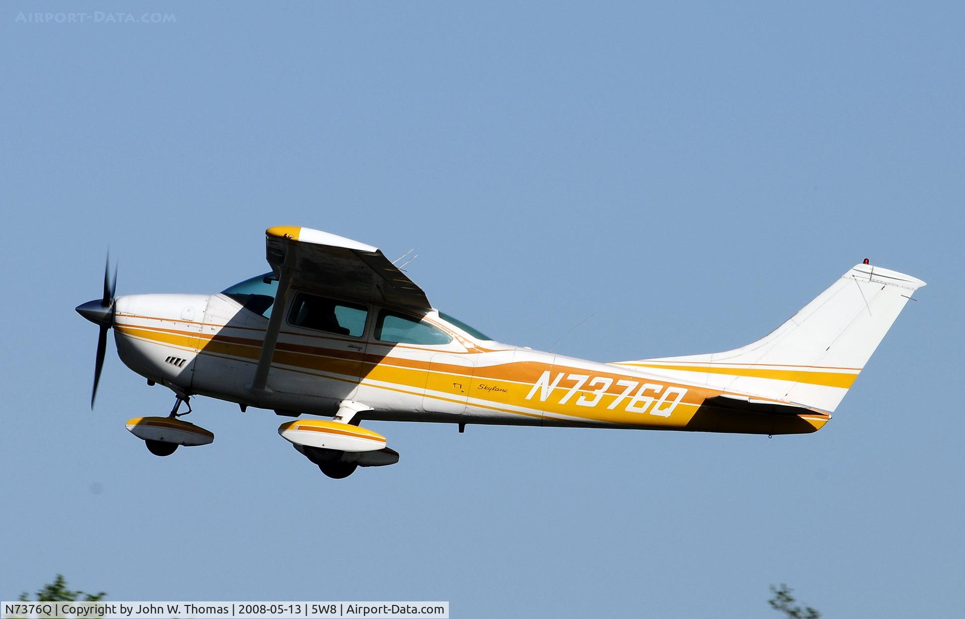 N7376Q, 1972 Cessna 182P Skylane C/N 18261016, Departing runway 4