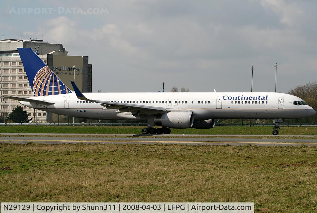 N29129, 1998 Boeing 757-224 C/N 28969, Taxiing on the parallels runways