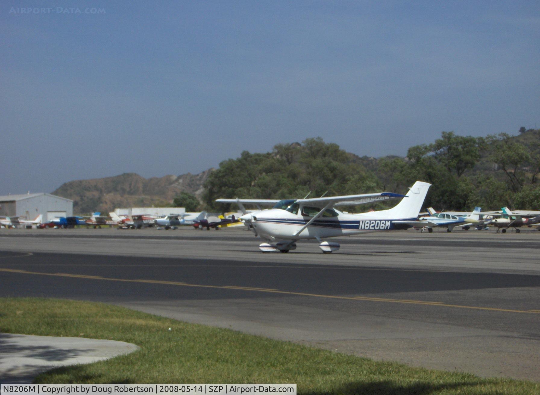 N8206M, 1976 Cessna 182P Skylane C/N 18264563, 1976 Cessna 182P SKYLANE, Continental O-470-S 230 Hp, taxi to refuel