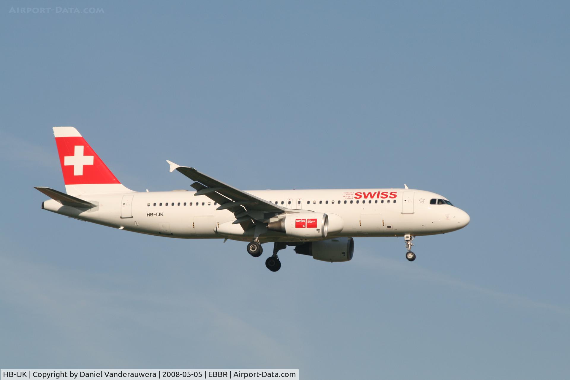 HB-IJK, 1996 Airbus A320-214 C/N 596, arrival of flight LX786 to rwy 02