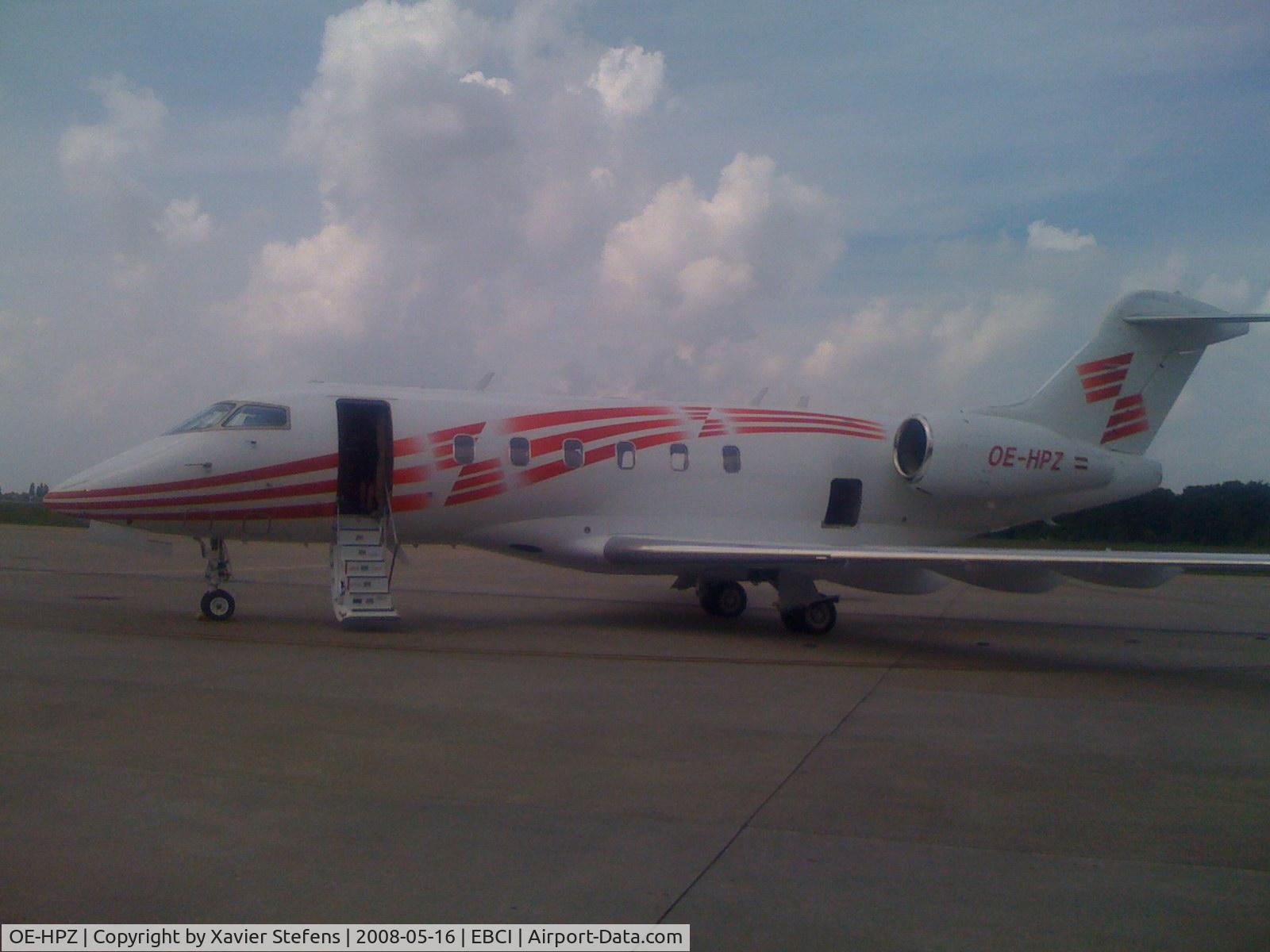 OE-HPZ, 2005 Bombardier Challenger 300 (BD-100-1A10) C/N 20047, Waiting for the PAX at P1 in Charleroi