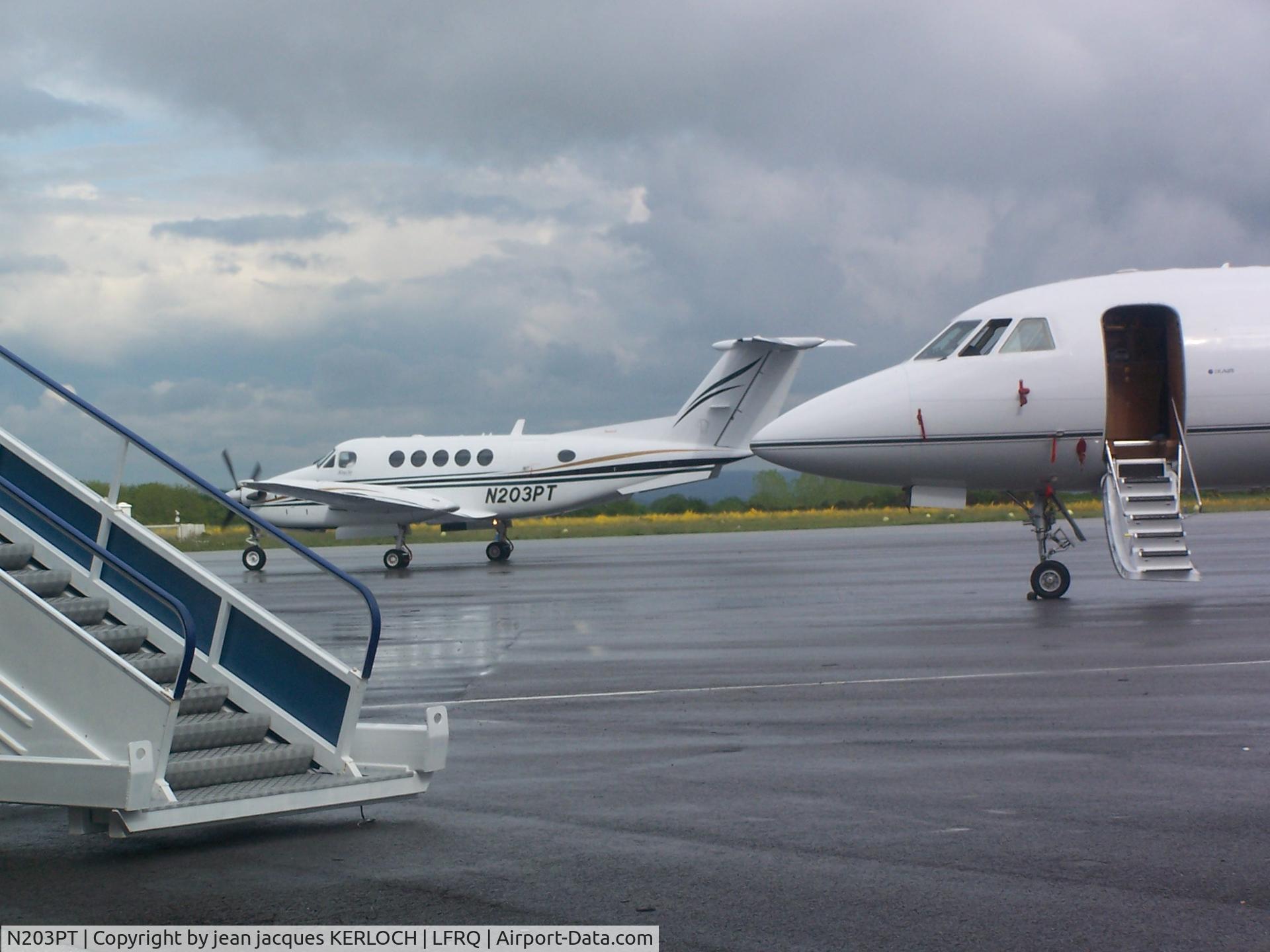 N203PT, 2005 Raytheon B200 King Air C/N BB-1903, Prêt à l'envol sur l'aérodrome de Quimper (Bretagne -France)