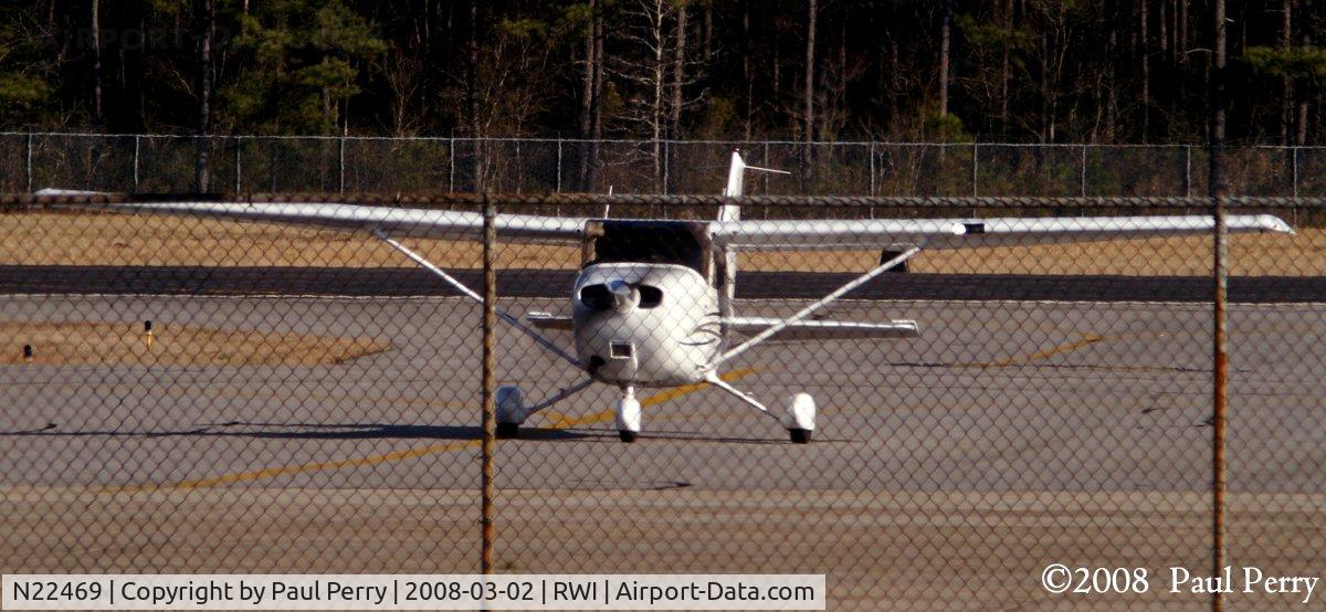 N22469, 2007 Cessna 172S C/N 172S10488, Turning on the taxiway