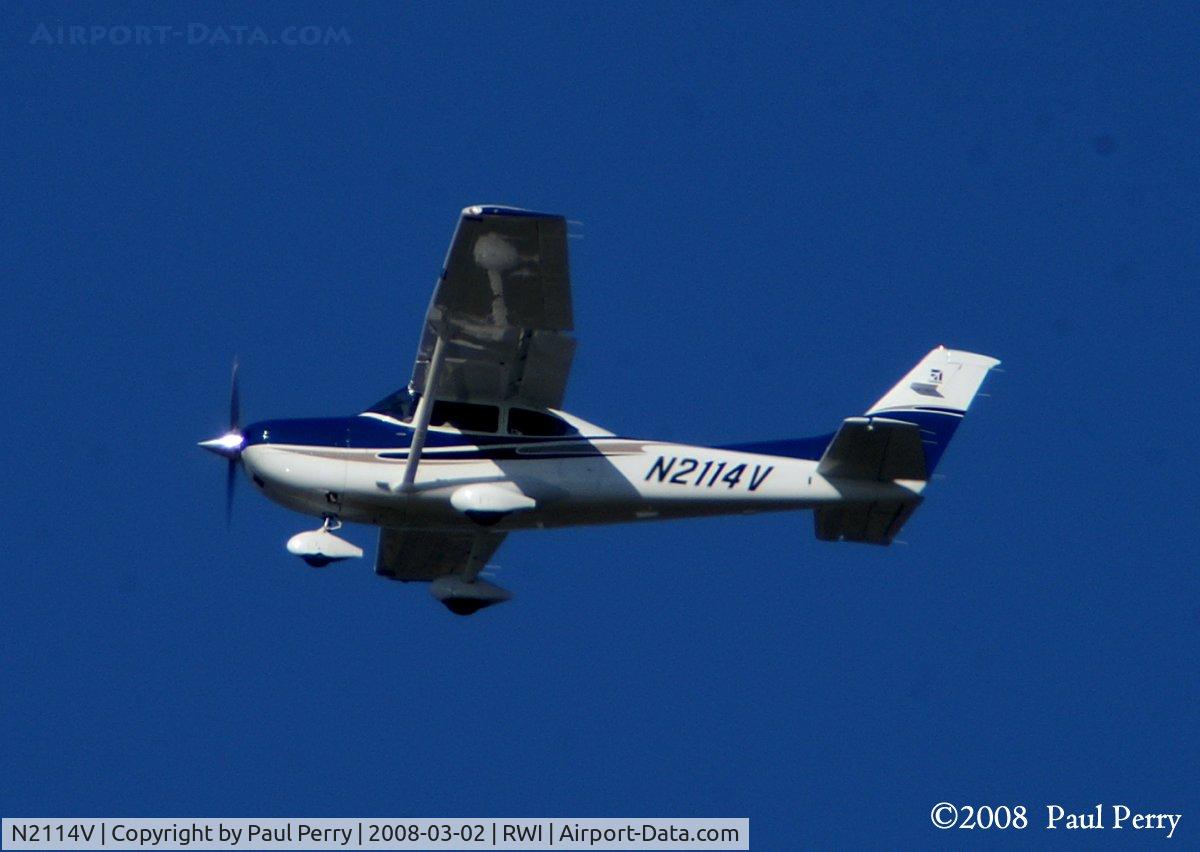 N2114V, 2004 Cessna 182T Skylane C/N 18281320, Crossing over RWI