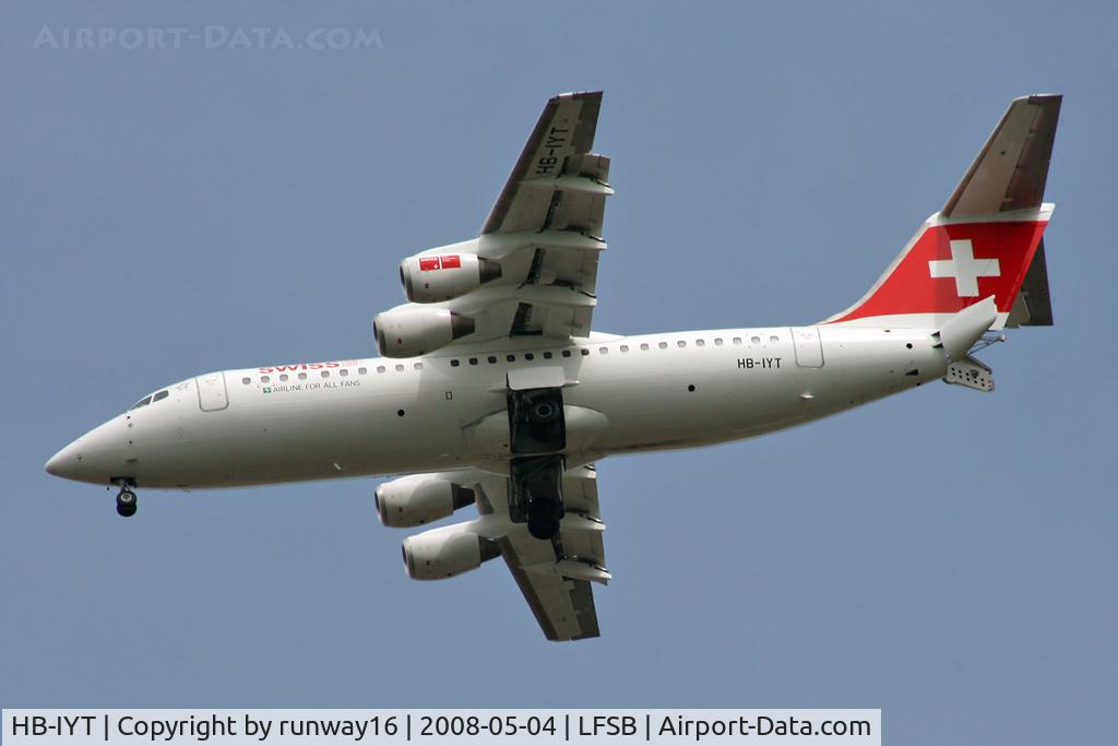 HB-IYT, 2000 British Aerospace Avro 146-RJ100 C/N E3380, Swiss landing on rwy 34