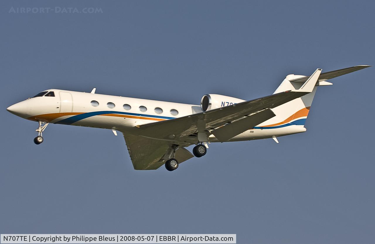 N707TE, 2000 Gulfstream Aerospace G-IV SP C/N 1383, Flying pot of gold on short final rwy 02.