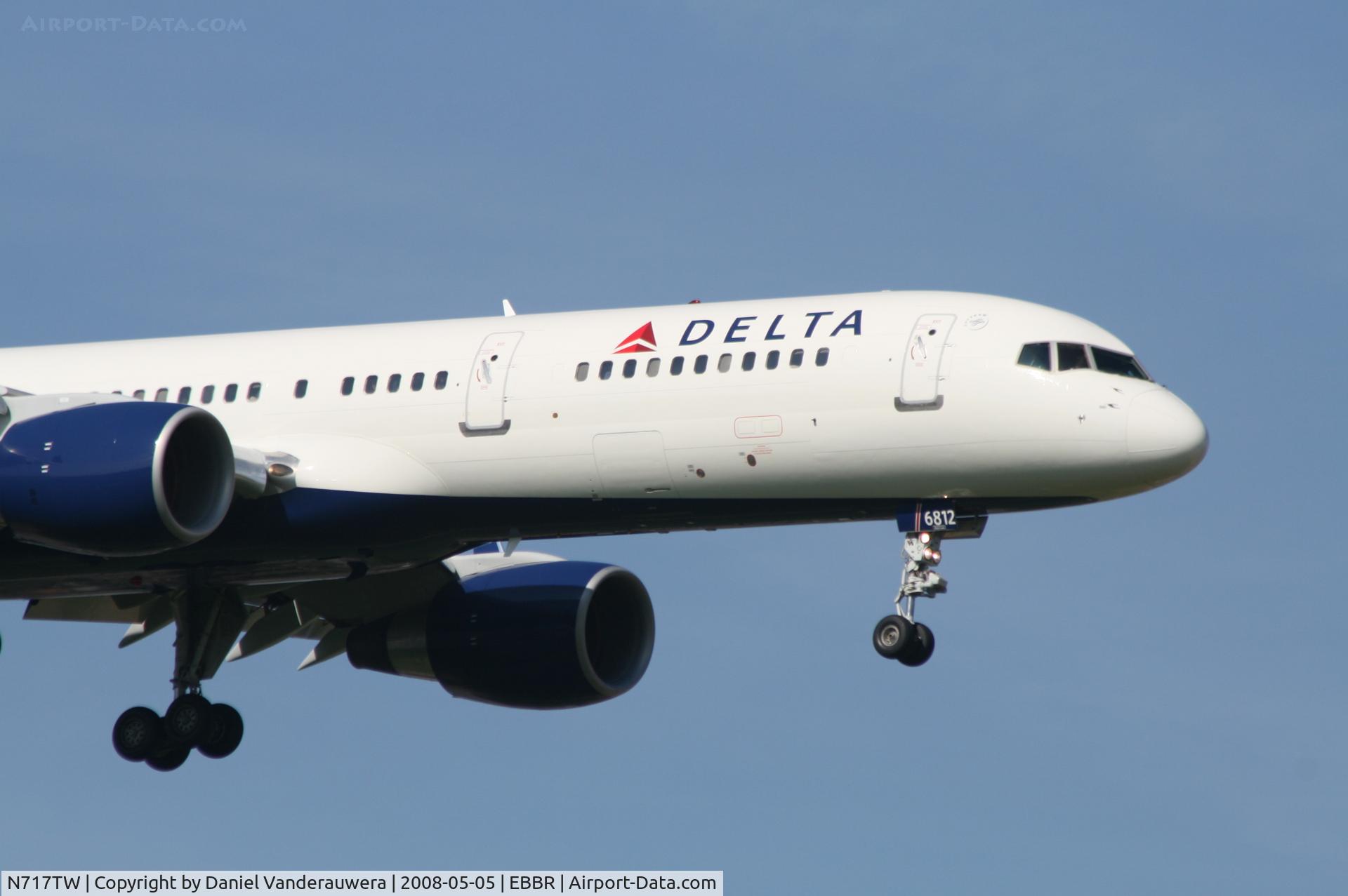 N717TW, 1999 Boeing 757-231 C/N 28485, descending to rwy 02