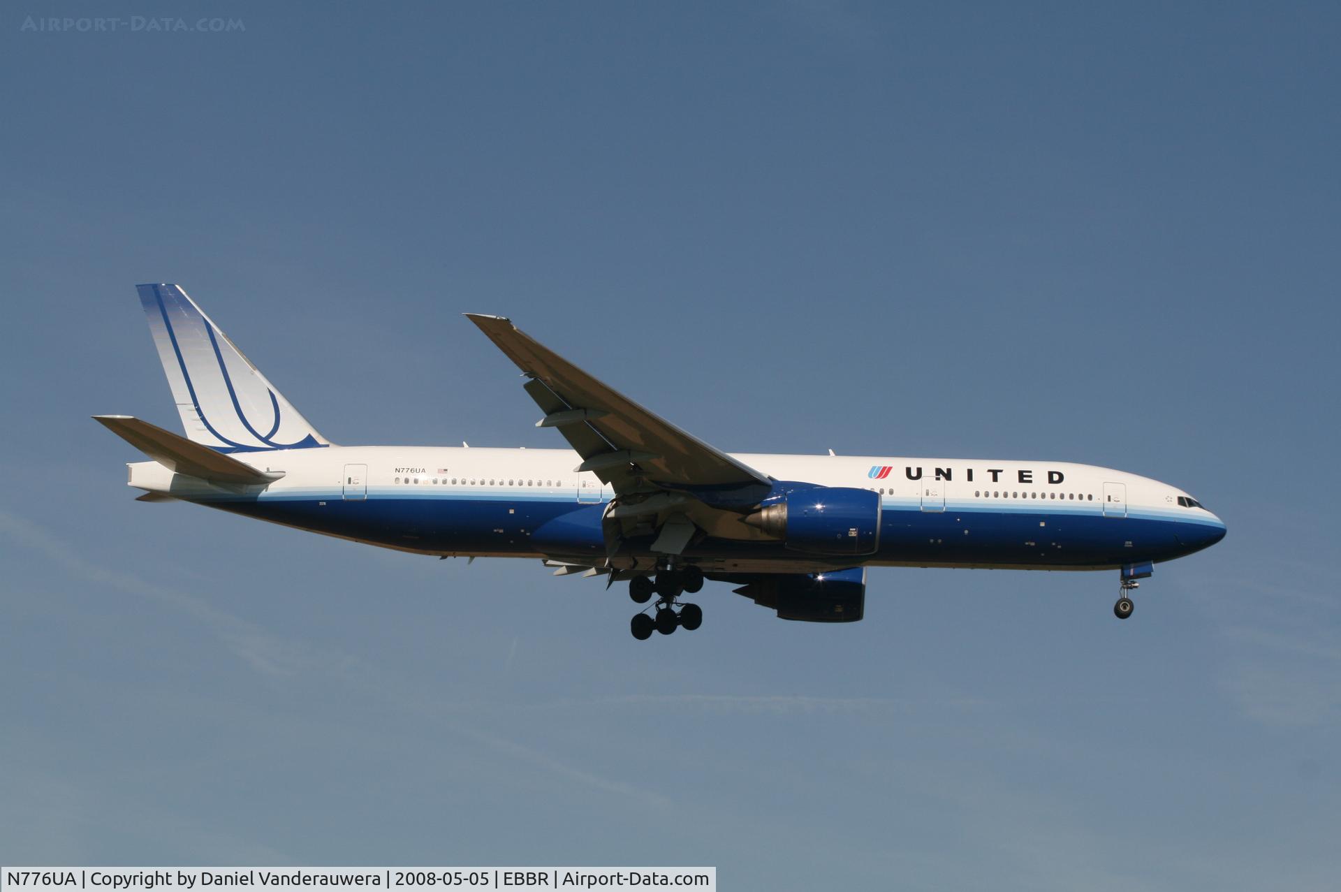 N776UA, 1996 Boeing 777-222 C/N 26937, arrival of flight UA950 to rwy 02