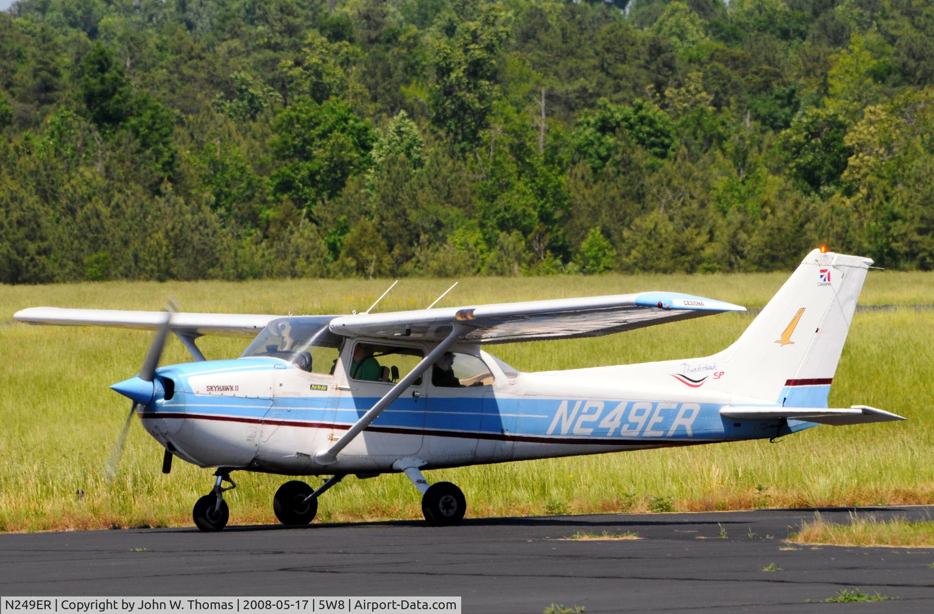 N249ER, 1977 Cessna 172N C/N 17269782, Fuel stop