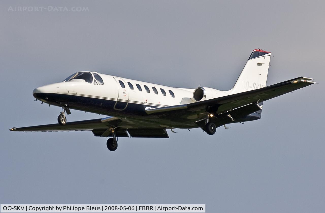 OO-SKV, 1996 Cessna 560 Citation V C/N 560-0153, Bizzjet on short final rwy 02.