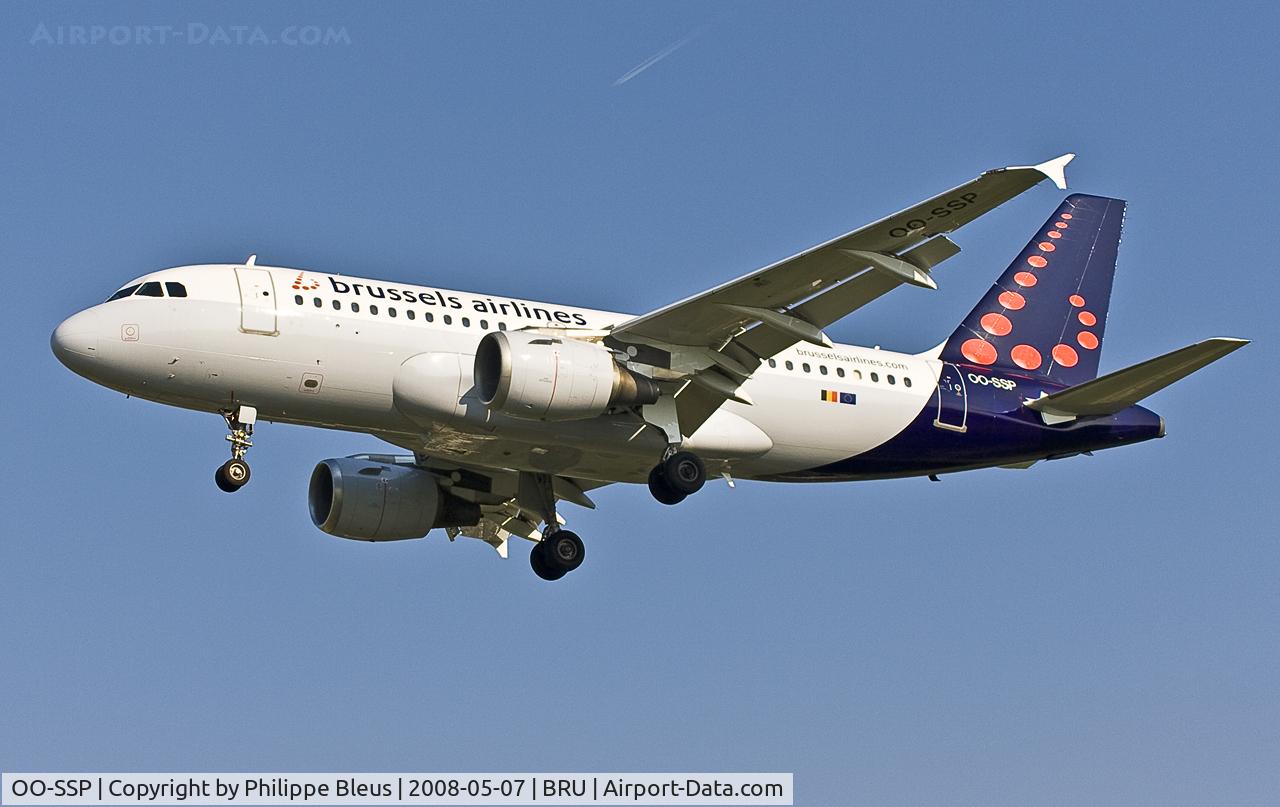 OO-SSP, 1996 Airbus A319-113 C/N 644, Little Airbus (with the longest range in the A320 family !!!) on short final rwy 02. Contrails visible high above the plane.