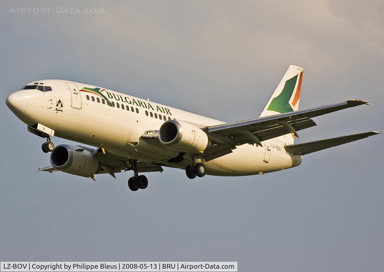 LZ-BOV, 1987 Boeing 737-330 C/N 23833, Short final rwy 02.