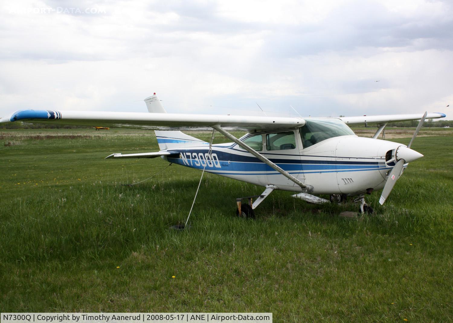 N7300Q, 1971 Cessna 182P Skylane C/N 18260940, Former Skydiving plane at Baldwin, WI drop zone.  Note the platform over the right main. 1971 Cessna 182P Skylane, c/n 18260940