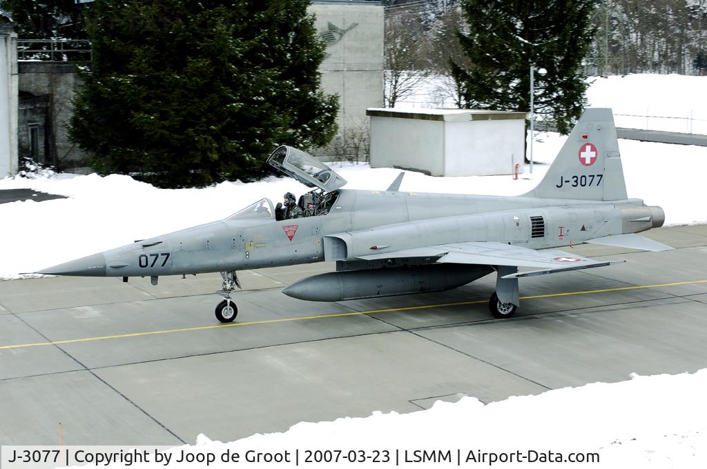 J-3077, Northrop F-5E Tiger II C/N L.1077, The Meiringen Open House gave some new opportunities to make pictures. The snow made the exclusive background.