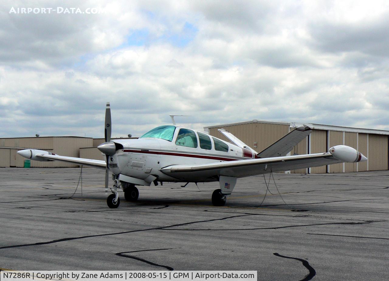 N7286R, 1975 Beech V35B Bonanza C/N D-9724, At Grand Prairie Municipal