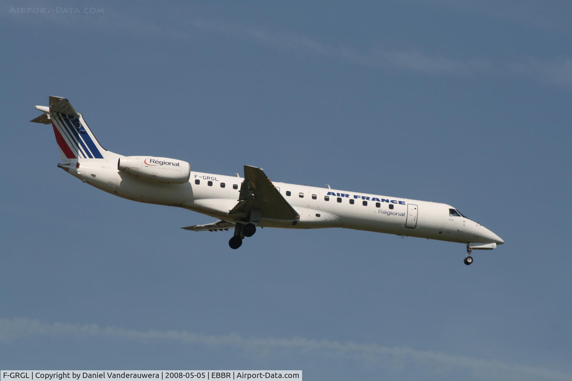 F-GRGL, 2001 Embraer EMB-145EU (ERJ-145EU) C/N 145375, flight AF3212 is descending to rwy 02