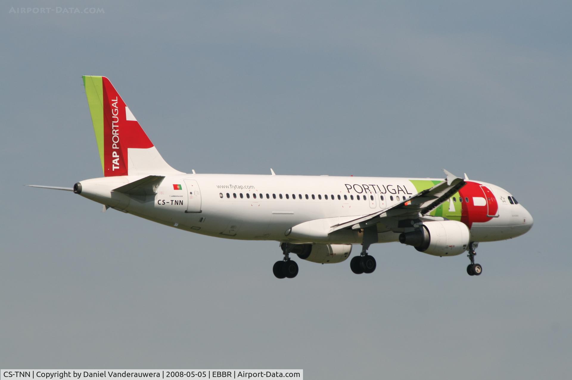 CS-TNN, 2002 Airbus A320-214 C/N 1816, several seconds before landing on rwy 02