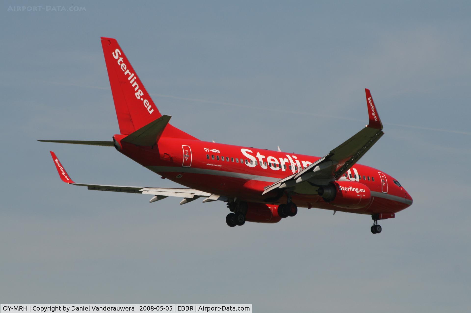 OY-MRH, 2000 Boeing 737-7L9 C/N 28013, several seconds before landing on rwy 02