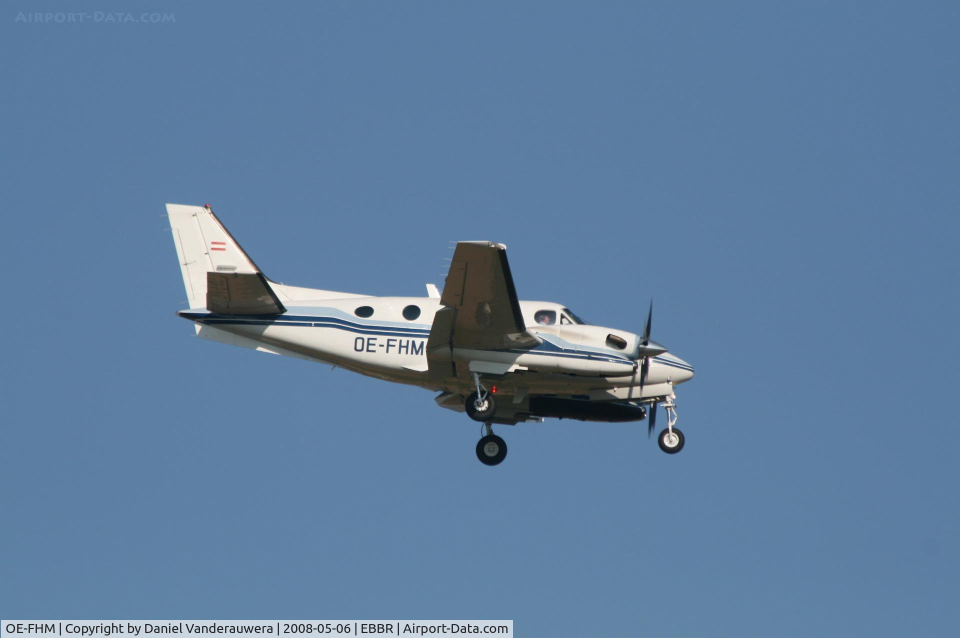 OE-FHM, 1991 Beech C90A King Air C/N LJ-1284, descending to rwy 02