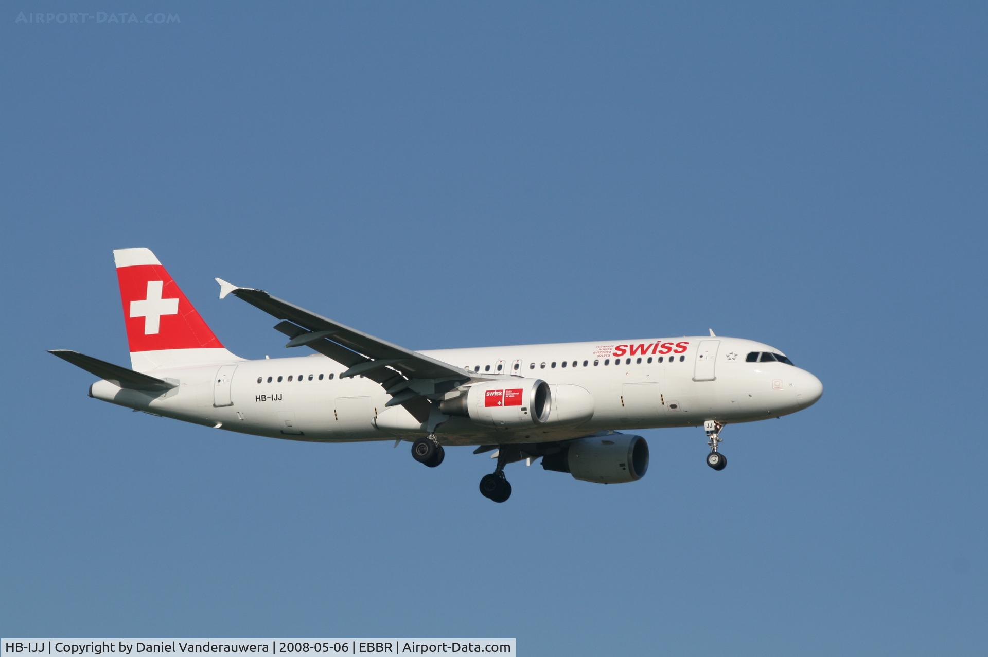 HB-IJJ, 1996 Airbus A320-214 C/N 585, arrival of flight LX786 to rwy 02
