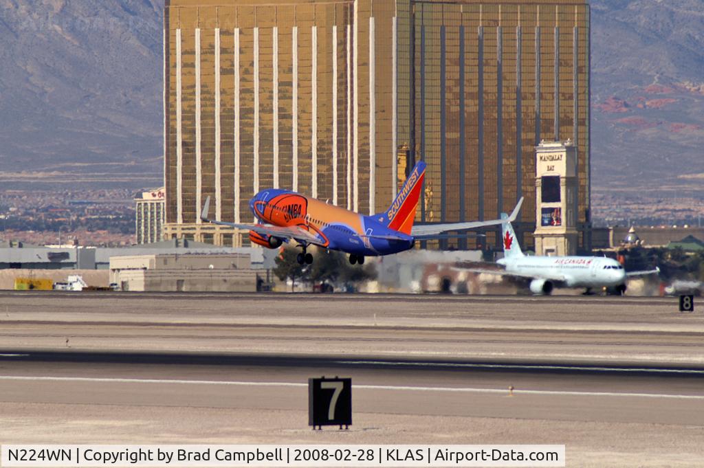 N224WN, 2005 Boeing 737-7H4 C/N 32493, Southwest Airlines - 'Slam Dunk' / 2005 Boeing 737-7H4