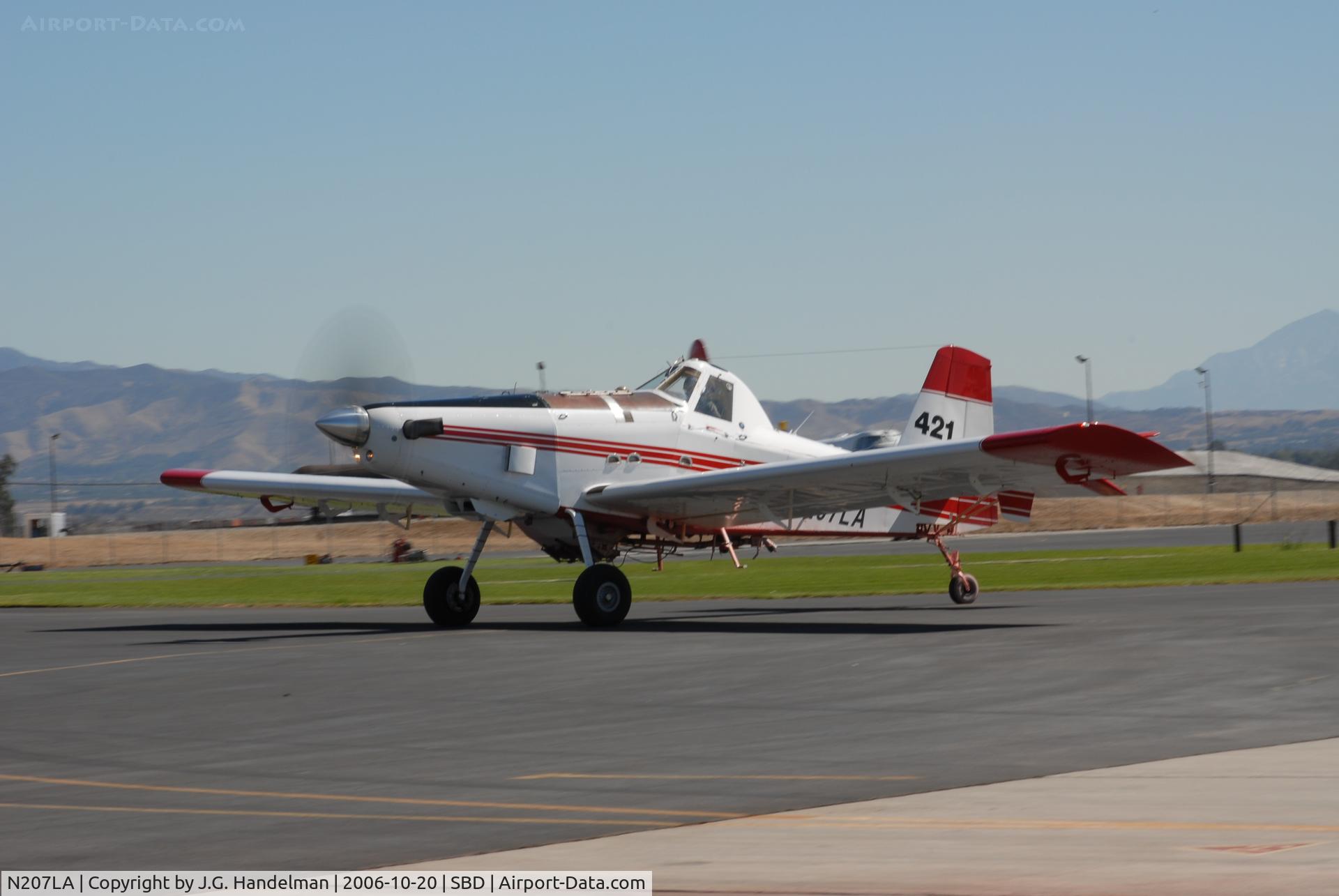 N207LA, 2005 Air Tractor AT-802A C/N 802A-0207, Taxiing at SBD