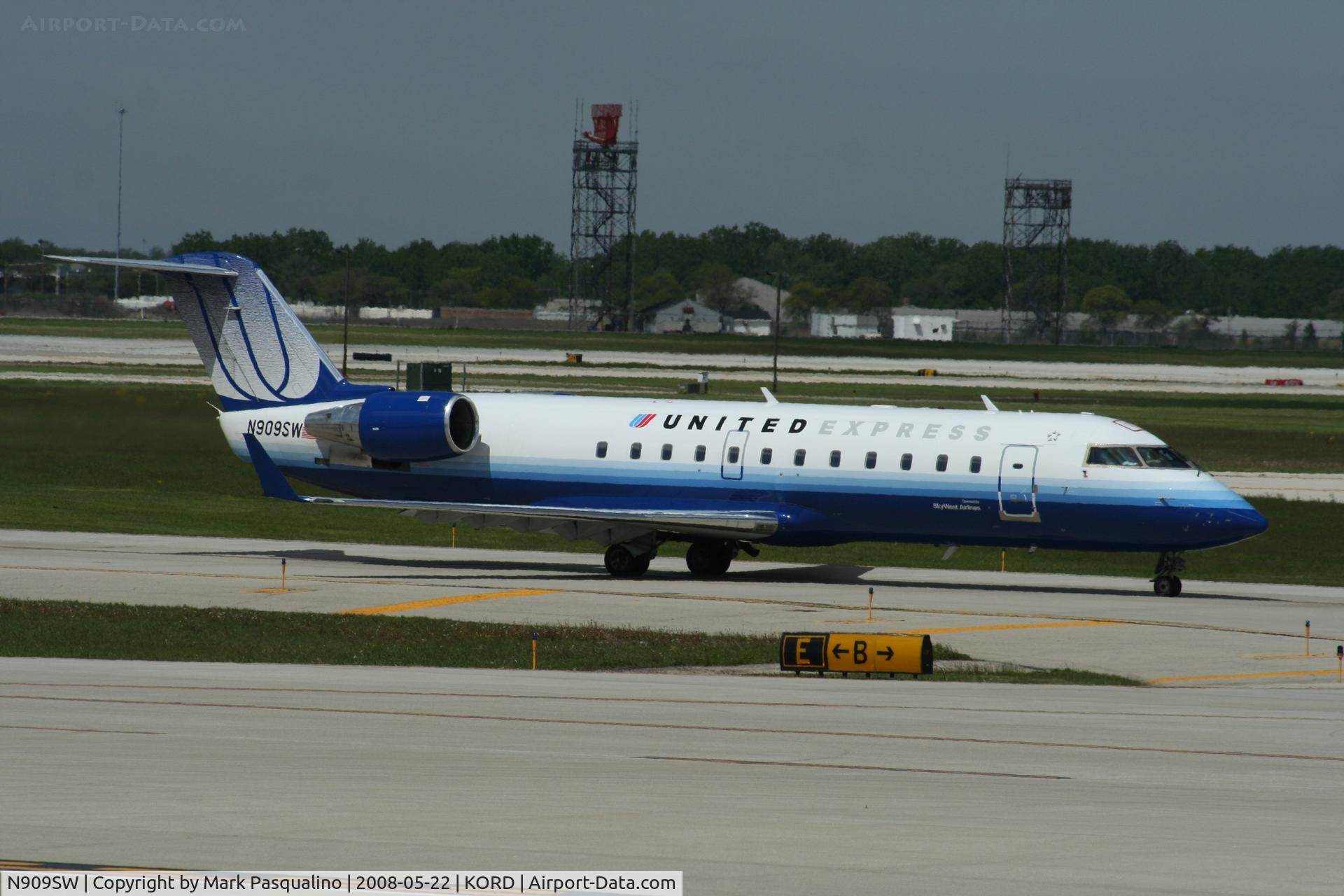N909SW, 2001 Bombardier CRJ-200LR (CL-600-2B19) C/N 7558, CL-600-2B19