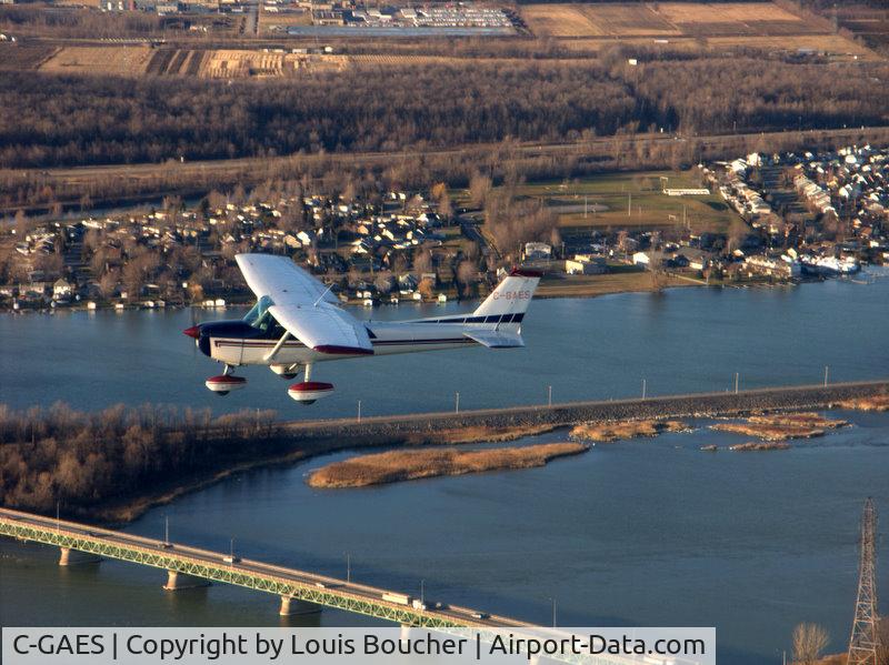 C-GAES, 1973 Cessna 150L C/N 15073534, Vol au dessus du pont de Hawkesbury