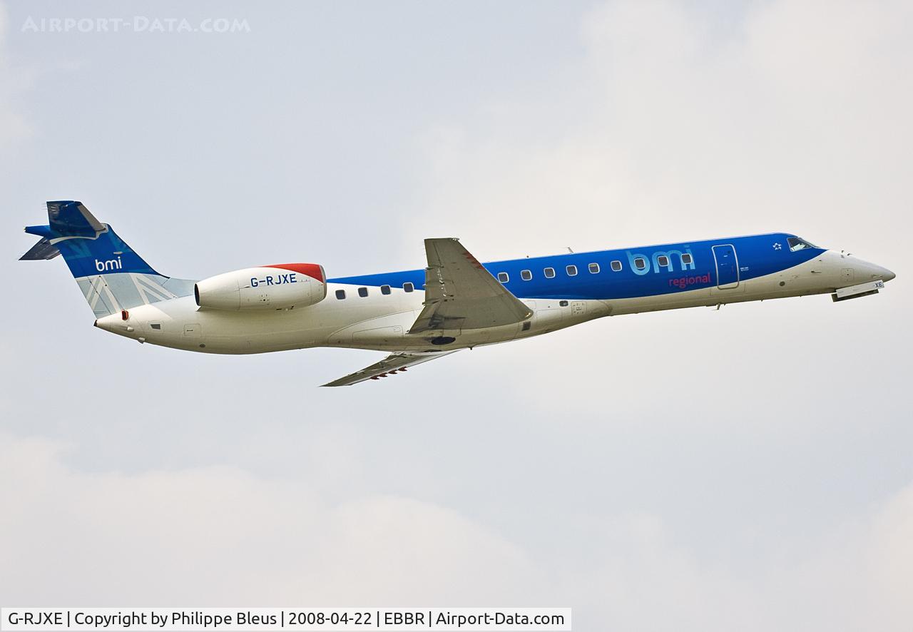 G-RJXE, 2000 Embraer EMB-145EP (ERJ-145EP) C/N 145245, Climbing from rwy 07R in the late afternoon. Main gear retracted, nose gear door still open.