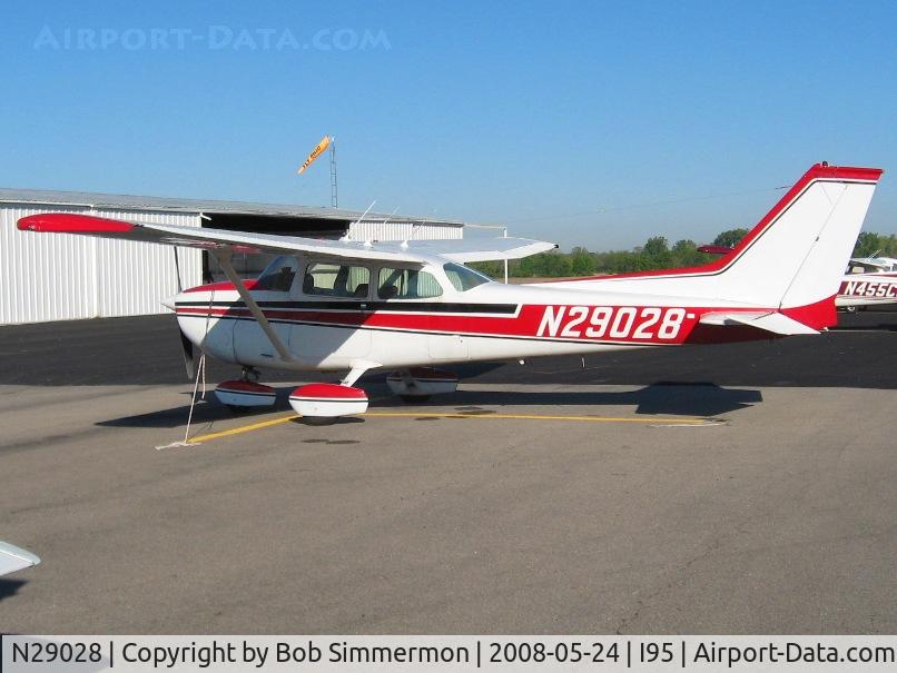 N29028, 1974 Cessna 172M C/N 17264095, On the ramp at Kenton, OH