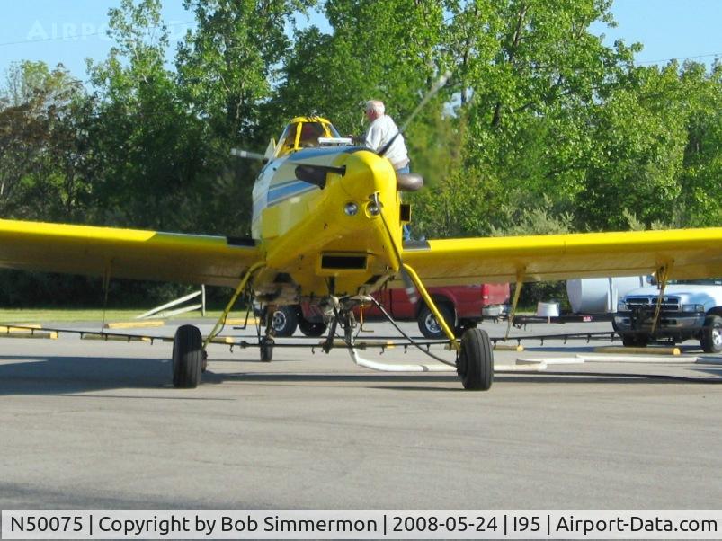 N50075, 1998 Air Tractor Inc AT-502B C/N 502B-0494, Filling up at Kenton, Ohio