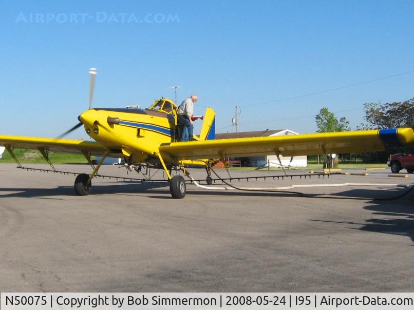 N50075, 1998 Air Tractor Inc AT-502B C/N 502B-0494, Filling up at Kenton, Ohio