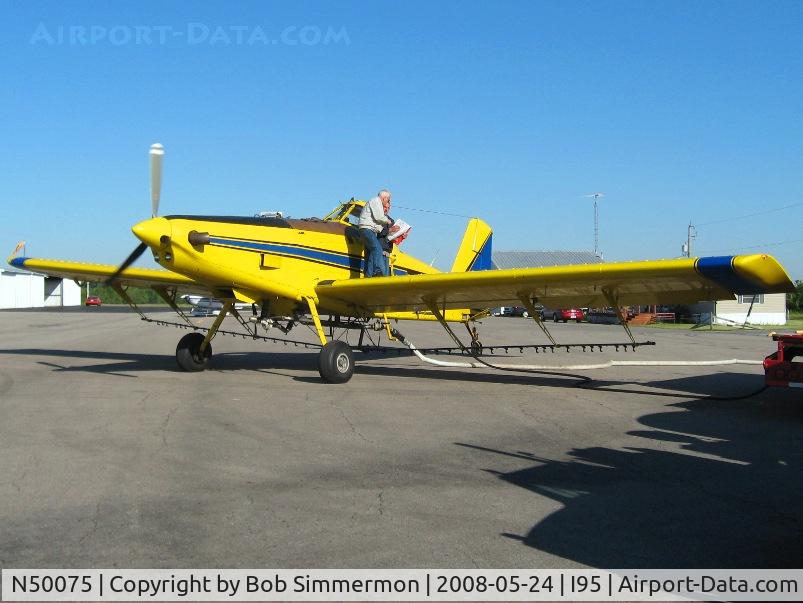 N50075, 1998 Air Tractor Inc AT-502B C/N 502B-0494, Filling up and checking the map at Kenton, Ohio
