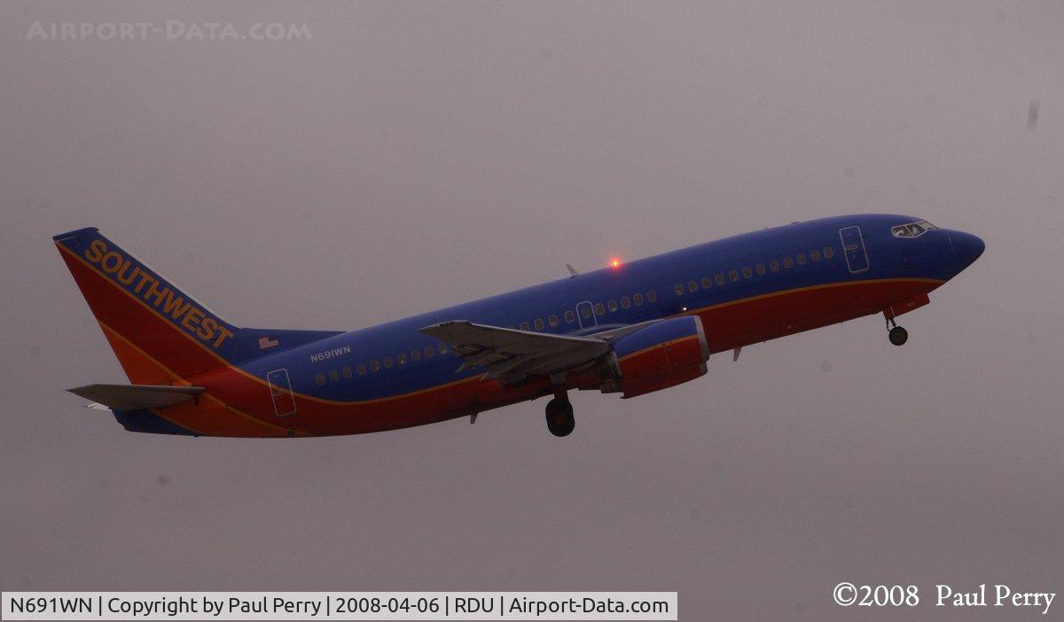 N691WN, 1988 Boeing 737-3G7 C/N 23781,  Bad lighting, but it does get her lights to shine