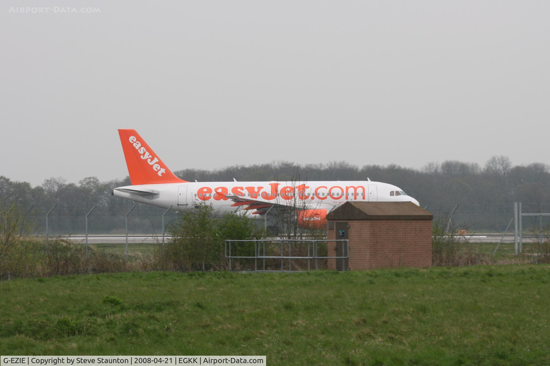 G-EZIE, 2005 Airbus A319-111 C/N 2446, Gatwick Airport 21/04/08 (married 19/04/08 - spotting two days later)