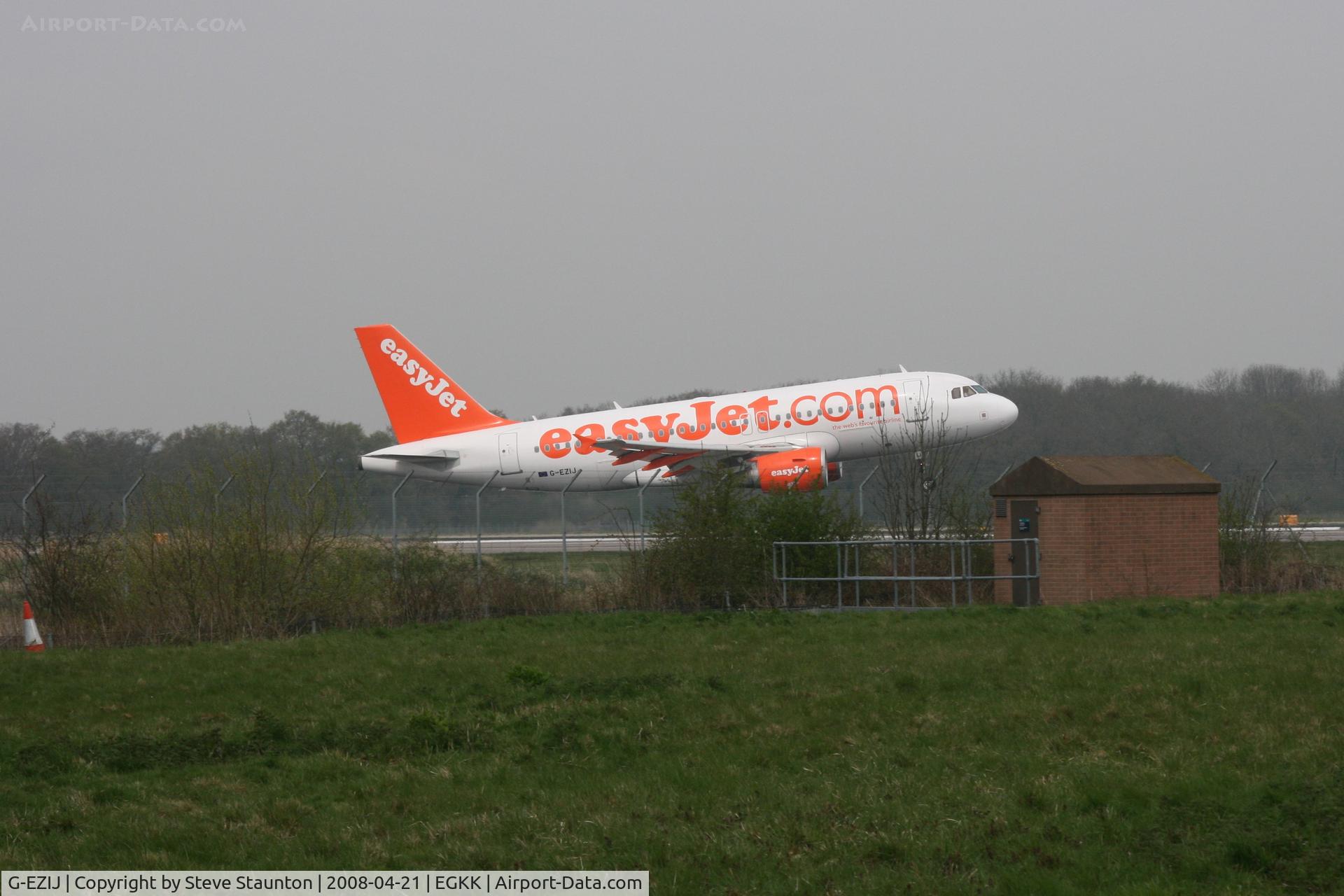 G-EZIJ, 2005 Airbus A319-111 C/N 2477, Gatwick Airport 21/04/08 (married 19/04/08 - spotting two days later)