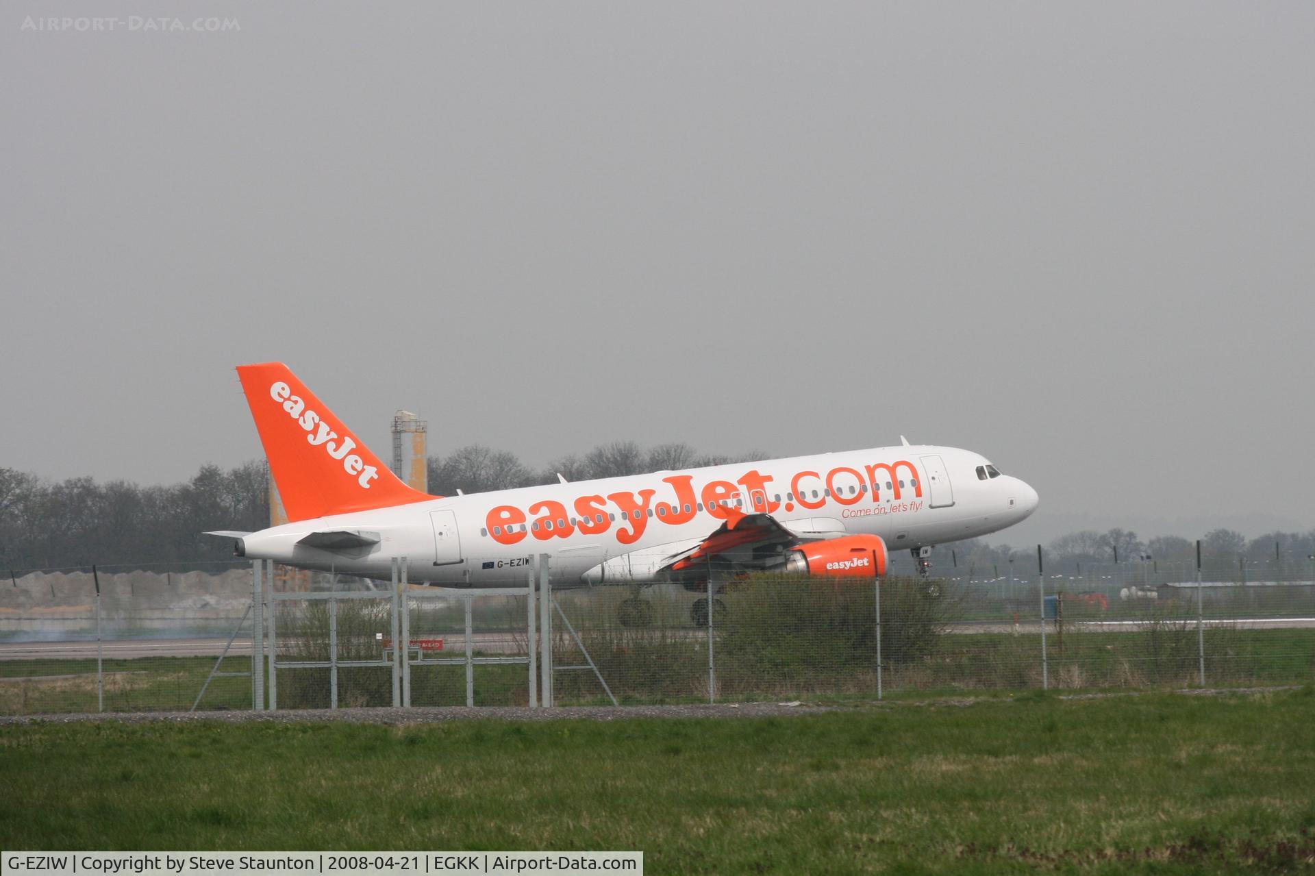 G-EZIW, 2005 Airbus A319-111 C/N 2578, Gatwick Airport 21/04/08 (married 19/04/08 - spotting two days later)