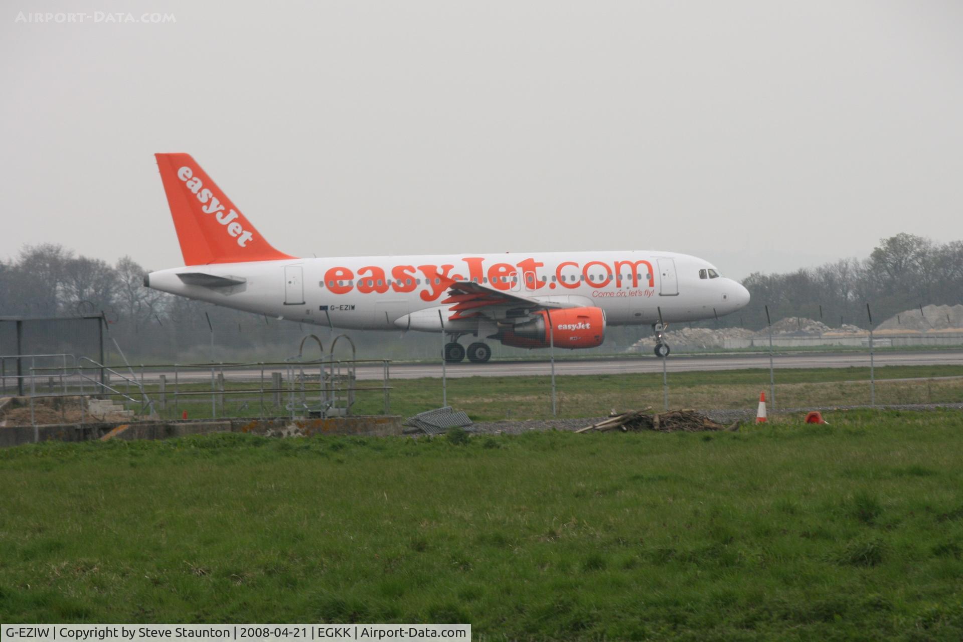 G-EZIW, 2005 Airbus A319-111 C/N 2578, Gatwick Airport 21/04/08 (married 19/04/08 - spotting two days later)