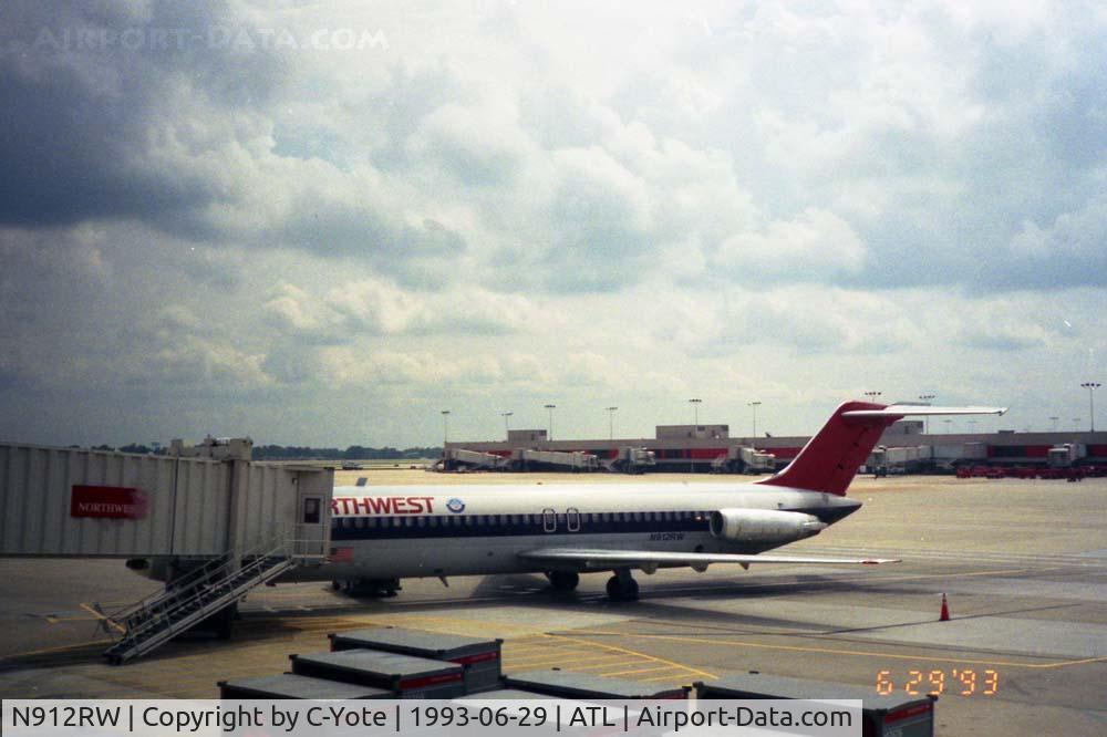 N912RW, 1968 Douglas DC-9-31 C/N 47150, 6.29.93 @ Hartsfield Int'l AP - Atlanta