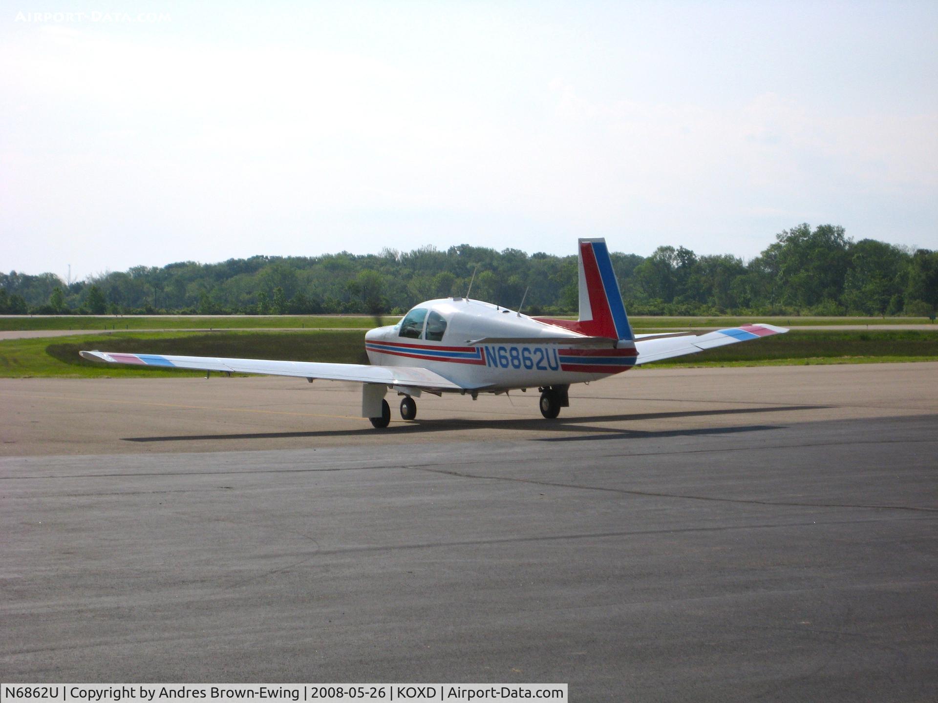N6862U, 1963 Mooney M20C Ranger C/N 2566, taxiing for departure