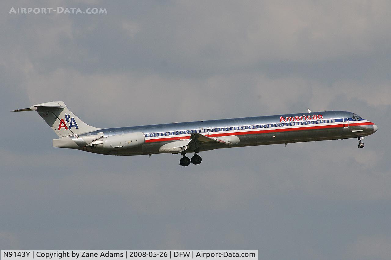 N9143Y, Piper PA-28-181 C/N 288690026, Mcdonnell Douglas DC-9-82(MD-82) Landing at DFW