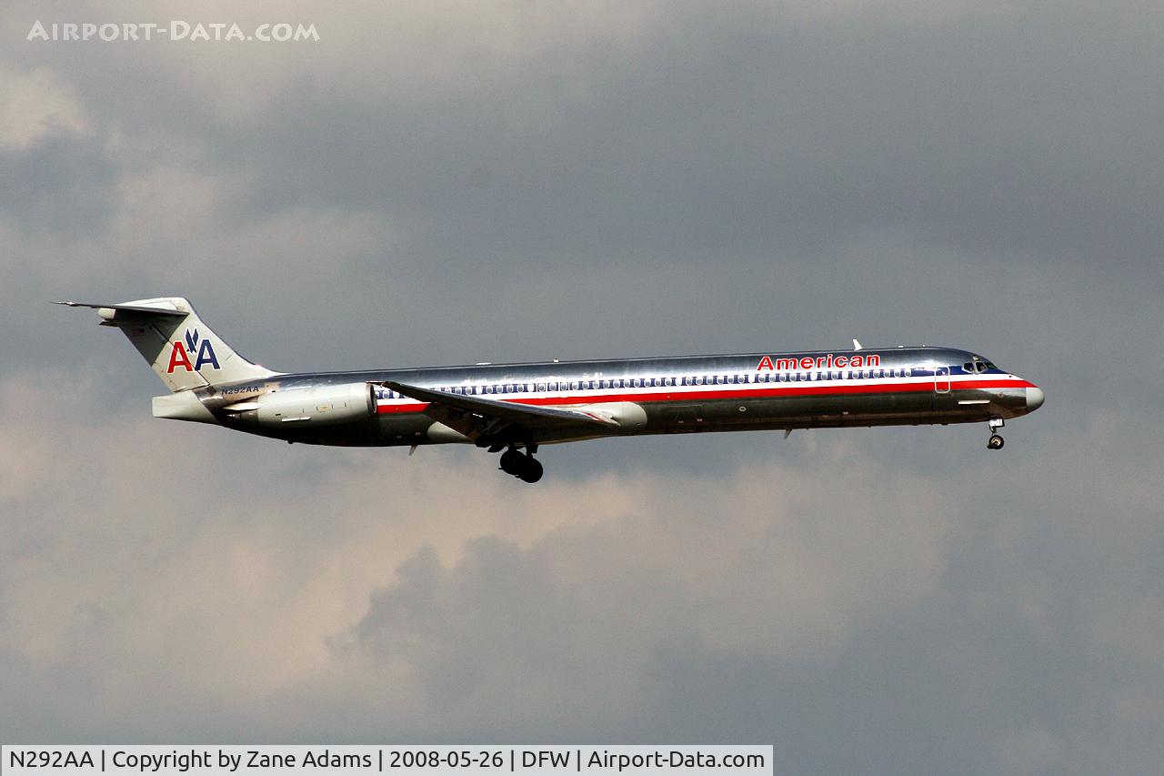 N292AA, 1985 McDonnell Douglas MD-82 (DC-9-82) C/N 49304, American Airlines landing at DFW
