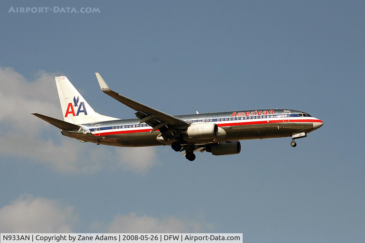 N933AN, 2000 Boeing 737-823 C/N 30080, American Airlines landing at DFW
