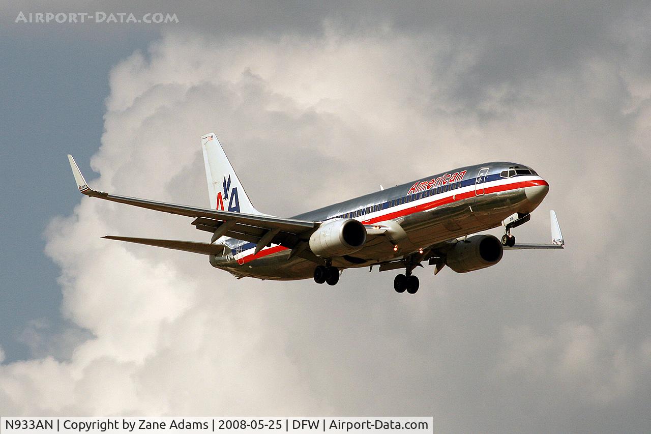N933AN, 2000 Boeing 737-823 C/N 30080, American Airlines landing at DFW
