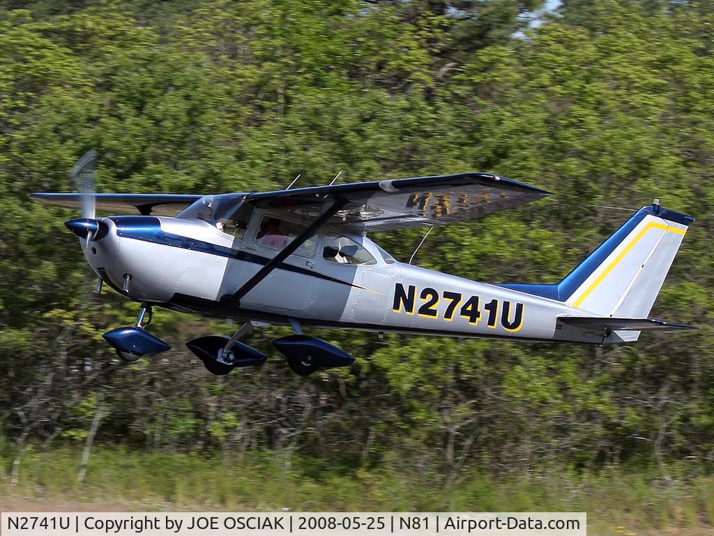 N2741U, 1963 Cessna 172D C/N 17250341, Taking off from Hammonton.