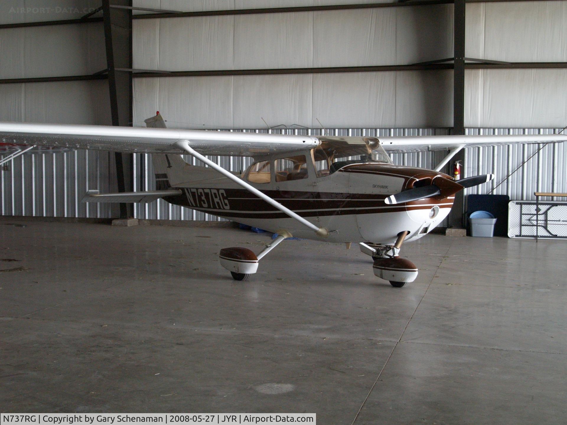 N737RG, 1977 Cessna 172N C/N 17269611, In Hanger