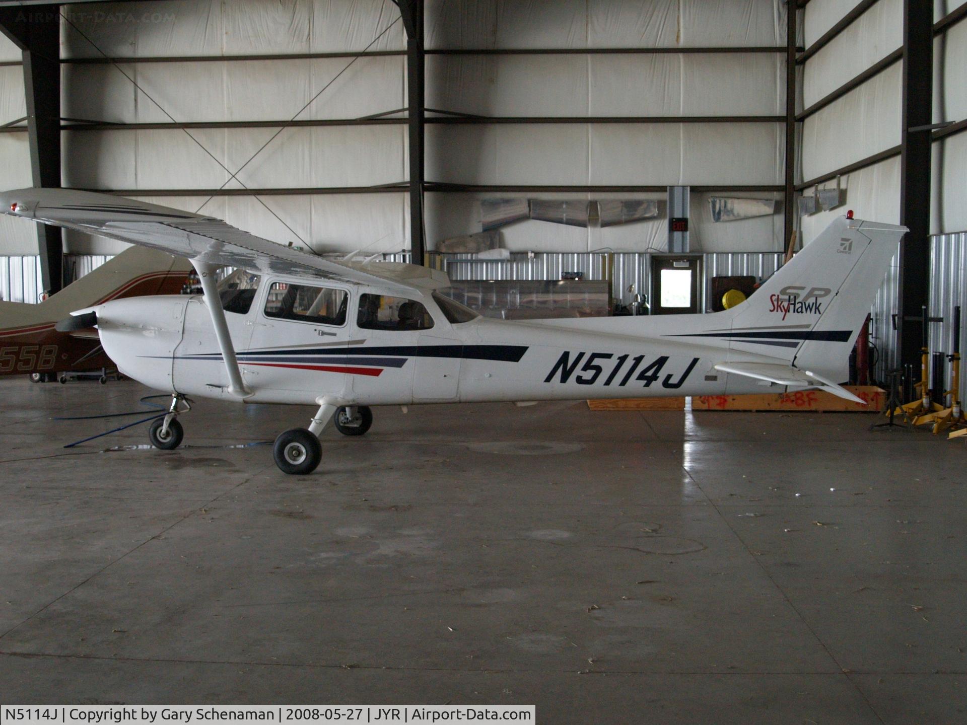 N5114J, 2001 Cessna 172S C/N 172S8986, In Hanger