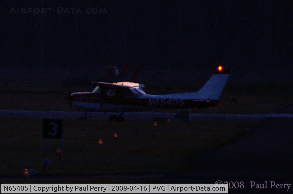 N65405, 1978 Cessna 152 C/N 15281531, Taxiing in as darkness falls
